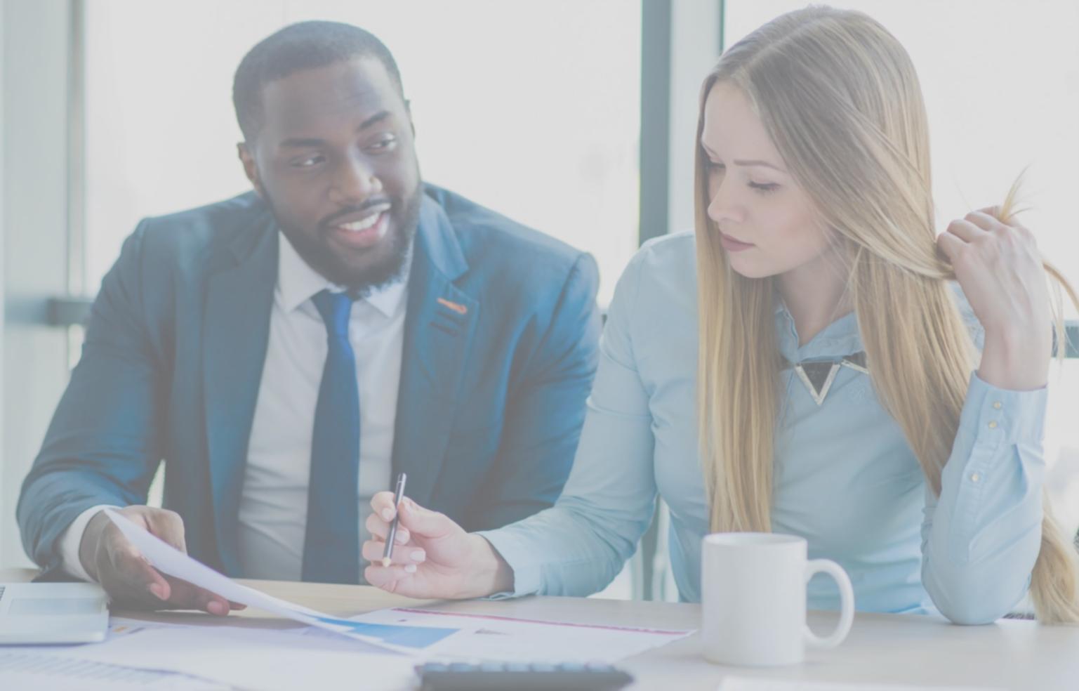 Session de formation interactive avec apprenants analysant des documents bancaires